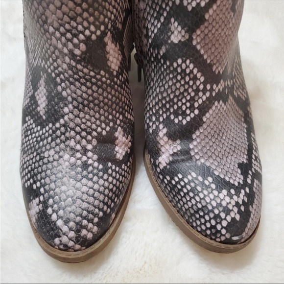Universal Thread Snake Skin Booties - Picture 6 of 7